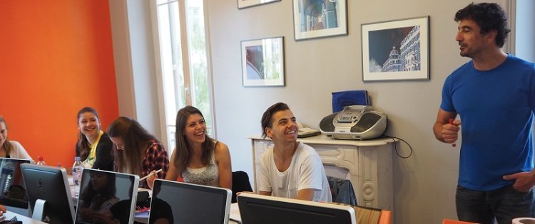 Clases de franc&eacute;s en una escuela en Niza